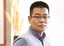 徐則臣談《金枝》：一部“還鄉(xiāng)之作”　　 在小說的一頁非常明白地寫到“金枝玉葉”四個(gè)字，我才判定這的確是寫給女性的一首頌歌……[詳細(xì)]