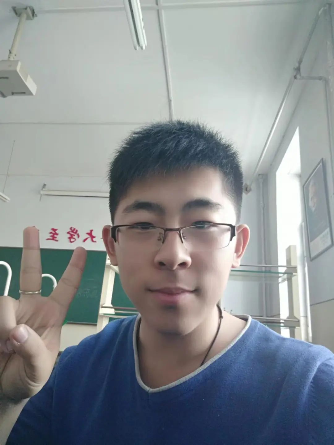 王九天，1995年生，吉林省洮南市人，中國科學(xué)技術(shù)大學(xué)化學(xué)專業(yè)在讀博士研究生。文學(xué)作品曾入選中國作家網(wǎng)原創(chuàng)頻道“本周之星”欄目。