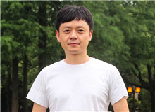 楊慶祥：李鳳群的寫作有國際視野　　《月下》為我們展現(xiàn)普通的女性，她們有著內(nèi)在的生命意志，她們的精神有著復(fù)雜的維度。[詳細(xì)]