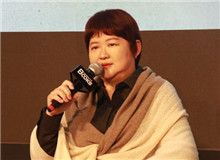 何向陽：《月下》是李鳳群的驚艷之作　　李鳳群將小說人物層層剝蝕，層層反芻，向我們道出現(xiàn)代女性生活中的罪與罰。[詳細(xì)]