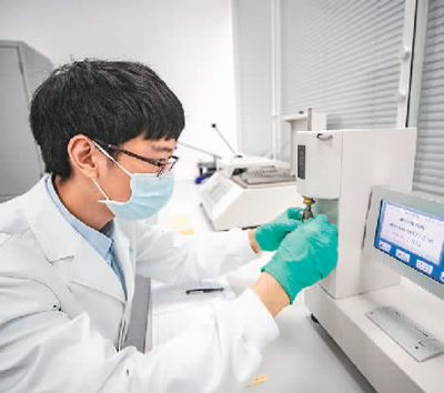  在重慶三峽文物科技保護(hù)基地內(nèi)，“文物醫(yī)生”運(yùn)用各種“診療”設(shè)備對手里的文物進(jìn)行精準(zhǔn)治療，讓其煥發(fā)出新的活力。   圖為2022年，“文物醫(yī)生”利用耐折度儀對紙張的耐折度進(jìn)行測試。   新華社記者 黃 偉攝