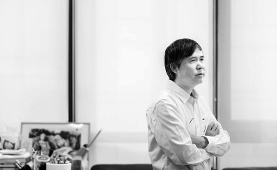 吳冠英，祖籍廣東中山，1955年生于廣西南寧，2022年去世。1982年畢業(yè)于中央工藝美術(shù)學(xué)院（今清華大學(xué)美術(shù)學(xué)院）裝潢美術(shù)系，留校任教，2005年參與建立清華大學(xué)美術(shù)學(xué)院信息藝術(shù)設(shè)計(jì)系，開(kāi)設(shè)動(dòng)畫設(shè)計(jì)專業(yè)。著有《動(dòng)畫美術(shù)設(shè)計(jì)》《童趣二十四節(jié)氣》等，以及連環(huán)畫作品《帶閣樓的房子》《邦斯舅舅》《古都》等。圖片由作者提供