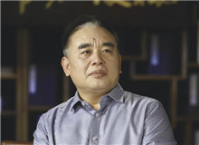 王躍文：我用老百姓的語言寫老百姓的生活　　我的文學語言的來處，一個就是我們自己的本民族的文學經(jīng)典，再就是當?shù)乩习傩盏恼Z言……[詳細]