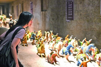 游客在河南洛陽朝陽鎮(zhèn)南石山村的唐三彩作品陳列展示館內(nèi)參觀。新華社發(fā)