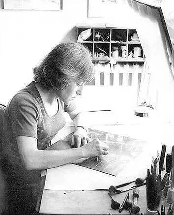 圖為吉賽爾創(chuàng)作銅版畫的情形。貝特朗在接受研究者訪談時，認(rèn)同策蘭受到吉賽爾的激發(fā)，同時指出這種激發(fā)不僅僅指來自作品的激發(fā)，“他看到她創(chuàng)作的場景，她的姿勢、酸、腐蝕，所有這一切，像酸腐蝕銅版一樣腐蝕著策蘭的精神。”