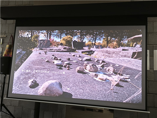 1970年4月19日到20日的夜里，策蘭自投塞納河。他的遺體直到5月1日才在下游被找到。如今，策蘭與妻子吉賽爾一同葬在巴黎郊區(qū)的啼哀公墓，身邊躺著他們早夭的長子佛朗索瓦，墓碑上擺滿了祭奠者遺贈的小石頭，這是猶太人的一個習(xí)俗，他們?nèi)グ菁浪勒邥r不放鮮花、蔬果一類易腐的東西，而會選擇堅固持久的石頭。