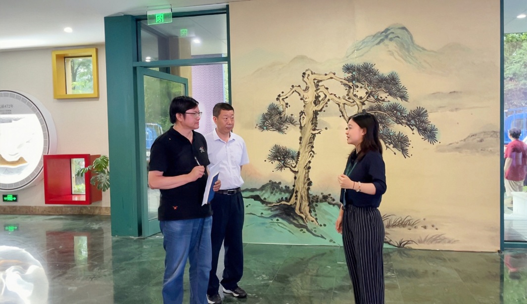 “中國(guó)一日”大型文學(xué)實(shí)踐活動(dòng)走進(jìn)南京“世界文學(xué)客廳”。（左起：作家曹峰峻、省作協(xié)聯(lián)絡(luò)部潘劍、文學(xué)客廳專職文史宣傳員萬梓葉）