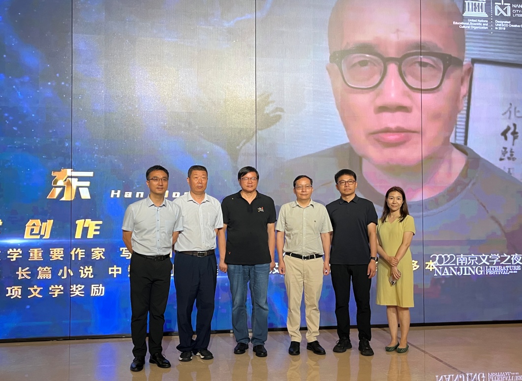 合影留念（右起：向南星、匡軍、聞一武、曹峰峻、潘劍、陳恒?。?></p> 
 <p style=