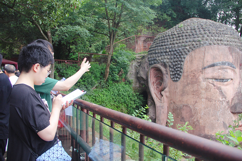 采訪期間，李詠瑾通過實地考察、現(xiàn)場采訪等形式，近距離領(lǐng)略了樂山大佛歷經(jīng)1300年依舊屹立巍峨壯觀。