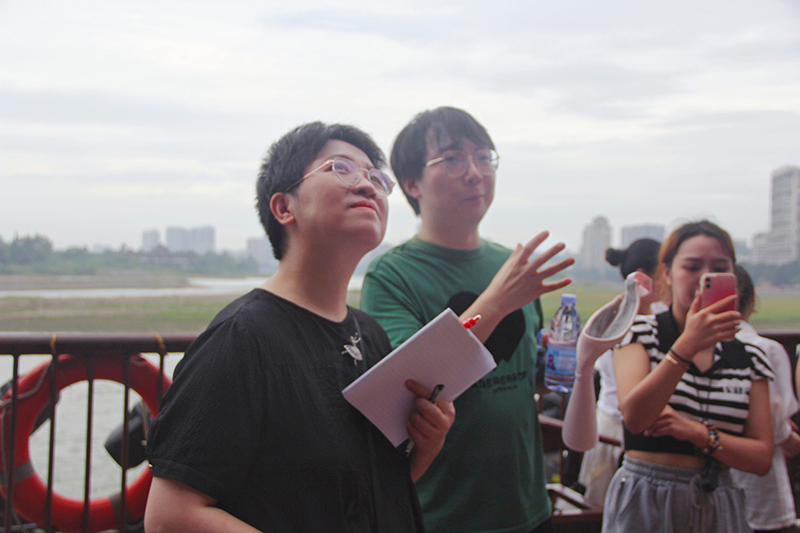 李詠瑾詳細了解了樂山大佛歷時90余年開鑿修建的歷史和新時代樂山大佛保護傳承利用相關(guān)工作開展情況。