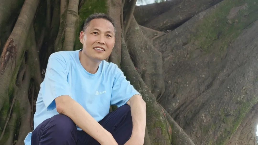 陳年喜，生于一九七〇年，陜西省丹鳳縣人。高中畢業(yè)后曾從事礦山爆破工作十六年，期間堅(jiān)持在空炸藥箱上、在巖石上、在床鋪上記錄驚心動(dòng)魄的井下人生。二〇一五年因頸椎受損離開(kāi)爆破崗位，后在貴州旅游公司從事文案工作，又到北京皮村的工友之家做義工。二〇二〇年因確診患?jí)m肺病，離職回鄉(xiāng)休養(yǎng)。已出版《微塵》《炸裂志》《活著就是沖天一喊》等著作，獲第一屆桂冠工人詩(shī)人獎(jiǎng)，入選《南方人物周刊》“2021魅力人物·100張中國(guó)臉”評(píng)選。