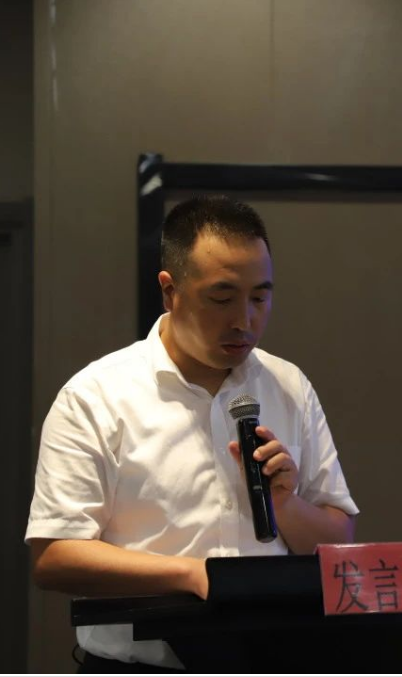 呼倫貝爾市翻譯家協(xié)會(huì)副主席、秘書(shū)長(zhǎng)陳巴爾虎旗文聯(lián)副主席慶和