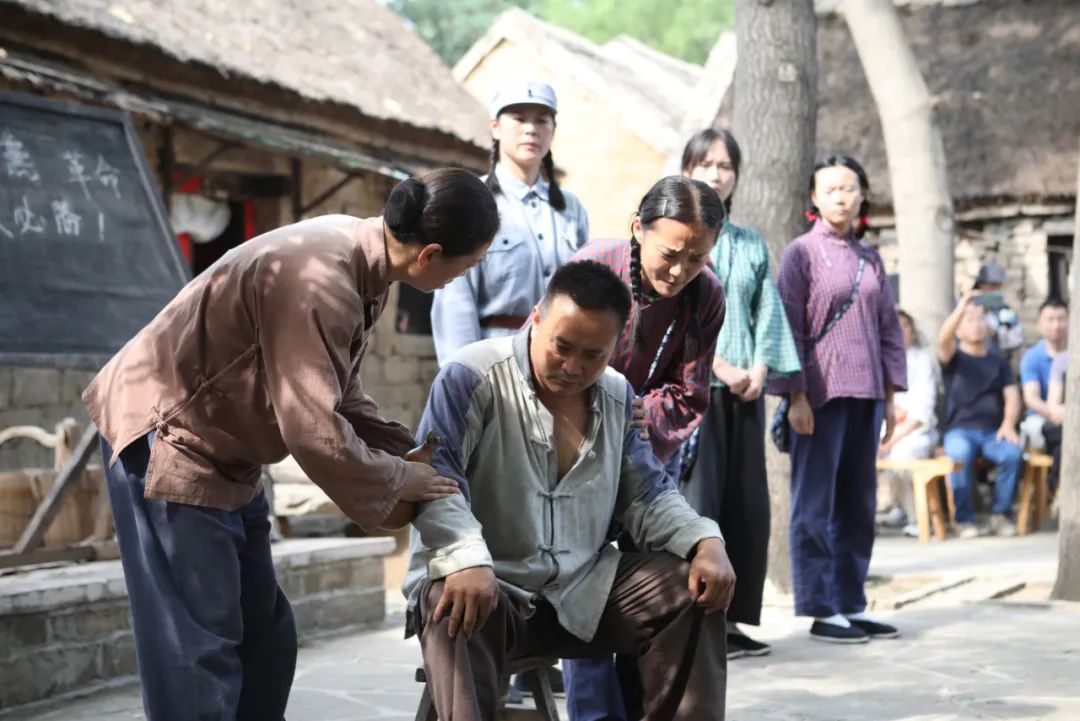 作家們觀看“跟著共產黨走”“婦救會”等再現當年沂蒙人民支前場景的情景教學