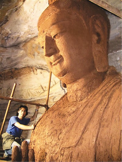 　史延春在云岡石窟第十號窟佛造像復(fù)原現(xiàn)場。 　　受訪者供圖