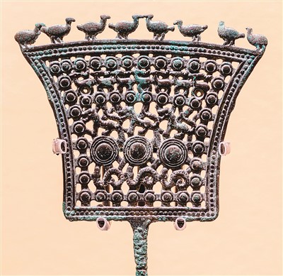 　戰(zhàn)國動(dòng)物紋銅牌飾，茂縣羌族博物館藏。