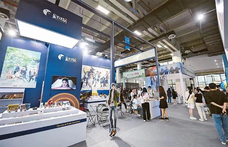 2023年5月27日，由中國作家協(xié)會(huì)、浙江省人民政府、杭州市人民政府主辦的“2023中國國際網(wǎng)絡(luò)文學(xué)周”在杭州開幕。本次網(wǎng)絡(luò)文學(xué)周以“多彩亞洲 精彩世界——中國網(wǎng)絡(luò)文學(xué)在亞洲的傳播”為主題，旨在提升中國網(wǎng)絡(luò)文學(xué)國際傳播能力。圖為網(wǎng)絡(luò)文學(xué)產(chǎn)業(yè)博覽會(huì)現(xiàn)場(chǎng)展示的網(wǎng)絡(luò)文學(xué)及衍生產(chǎn)品。 新華社記者 徐昱/攝