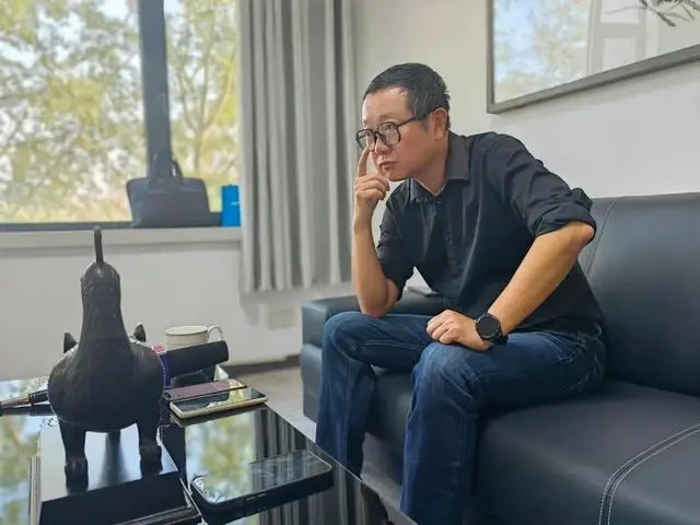 劉慈欣在陽泉接受記者采訪。新華社記者 孫亮全 攝