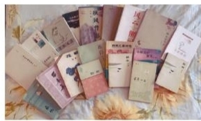 從1976年起至2020年，袁鷹先后題簽贈(zèng)送給胡世宗19本書