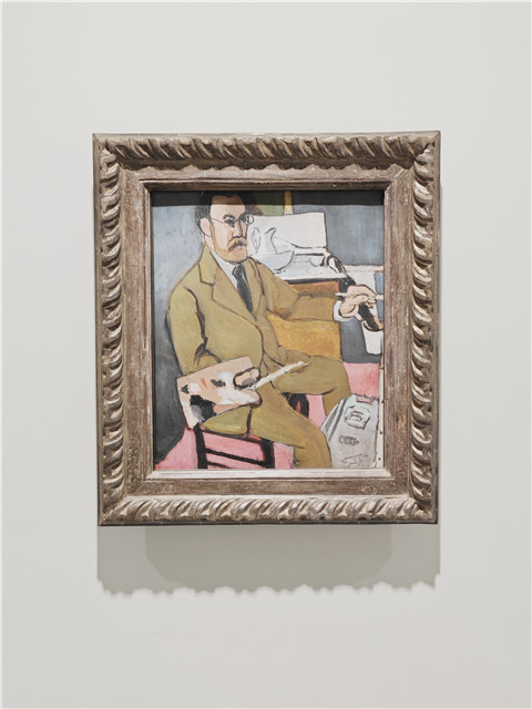 馬蒂斯油畫(huà)自畫(huà)像。這幅自畫(huà)像反映了馬蒂斯當(dāng)時(shí)的心境。他手拿畫(huà)筆和調(diào)色盤(pán)，調(diào)色盤(pán)上有一塊明顯的黑色顏料。他的旅行箱放在畫(huà)架下面，似乎暗示著旅行的狀態(tài)。這位初到尼斯的藝術(shù)家臉上嚴(yán)肅的神情透露出一絲不確定性。馬蒂斯借助尼斯旅館房中衣柜鏡子的反射來(lái)創(chuàng)作肖像，因此畫(huà)中的他是左撇子，實(shí)際上他慣用右手，或許這也是他發(fā)現(xiàn)自己另一面的一種方式。