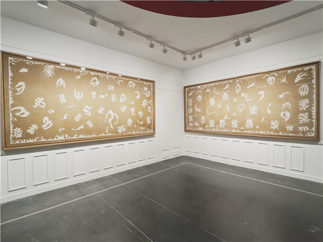 布面絲網(wǎng)印刷畫(huà)《大洋洲，海洋》和《大洋洲，天空》。1946年，此時(shí)距馬蒂斯的塔希提之旅已經(jīng)過(guò)去15年之久。當(dāng)他在位于巴黎的工作室里開(kāi)始用大頭針把飛鳥(niǎo)、游魚(yú)和白色海草的剪紙釘在淺米色墻面上，深埋的記憶以異常生動(dòng)的面貌復(fù)活了。隨著馬蒂斯不斷調(diào)整剪紙的位置，塔希提之旅所獲得的感官體驗(yàn)逐漸充盈了房間，最終化身為《大洋洲，天空》和《大洋洲，海洋》這組作品。