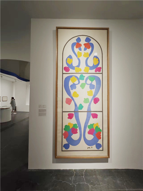 《葡萄樹(shù)》彩繪玻璃草圖。在馬蒂斯看來(lái)，剪紙是為玻璃花窗設(shè)計(jì)草圖的理想工具。對(duì)不透明水彩紙進(jìn)行裁剪的過(guò)程，就像是切割玻璃一樣，只不過(guò)光線不能穿透紙面，因此在繪制玻璃花窗的草圖時(shí)，應(yīng)該考慮光線的穿透效果。年過(guò)70歲的馬蒂斯憑借對(duì)剪紙的熱情和經(jīng)驗(yàn)不斷鉆研，投入到全新材質(zhì)的創(chuàng)作之中。他將長(zhǎng)久以來(lái)在作品中探討的空間概念以另一種媒介呈現(xiàn)，創(chuàng)造出一個(gè)真正的色彩空間，實(shí)現(xiàn)了空間維度上的拓展。