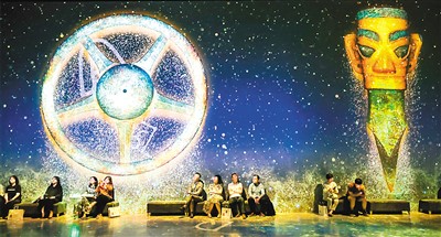 觀眾沉浸在三星堆的光影世界中。