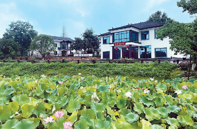 　立波書(shū)屋和周立波故居皆坐落于清溪村荷塘邊，引來(lái)了慕名前來(lái)的參觀者來(lái)此休憩、讀書(shū)。今年以來(lái)，立波書(shū)屋的經(jīng)營(yíng)者卜雪斌夫婦延長(zhǎng)了營(yíng)業(yè)時(shí)間，每天推遲到晚上9點(diǎn)半才打烊。