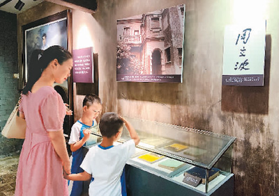 自開(kāi)放以來(lái)，周立波故居紀(jì)念館年均接待游客超過(guò)40萬(wàn)人次。圖為游客在展廳內(nèi)觀看陳列的周立波文學(xué)作品。