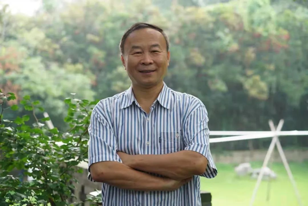 許晨，中國作家協(xié)會會員，中國報告文學(xué)學(xué)會理事，山東省作協(xié)原副主席，青島市作協(xié)名譽主席。出版有《人生大舞臺——“樣板戲”啟示錄》《琴聲如訴》《山海閩東》，以及海洋紀(jì)實三部曲《第四極：中國蛟龍?zhí)柼魬?zhàn)深?！贰兑粋€男人的海洋》《耕海探洋》等多部報告文學(xué)和散文集，被譽為“海洋作家”。榮獲第七屆魯迅文學(xué)獎、第五屆冰心散文獎、第三屆中國工業(yè)文學(xué)大賽一等獎等獎項。