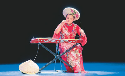 趙霞正在演奏獨(dú)弦琴。