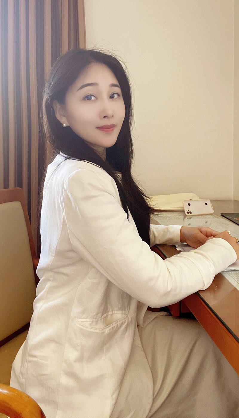 時曉，安徽宿州人，碩士，魯迅文學(xué)院第44屆中青年作家高級研討班學(xué)員，在《安徽文學(xué)》《山東文學(xué)》《海燕》《紅豆》《雨花》等期刊發(fā)表過一系列作品，出版短篇小說集《來去之間》，詩集《美人魚》。其中《來去之間》入圍2022年10月探照燈好書榜，入選2022年11月文藝聯(lián)合書單，入圍2022年深圳讀書月全國＂十大勞動者文學(xué)好書榜．小說榜＂。