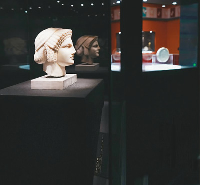 這次展覽共展出127件/套文物。  　?。ㄖ袊?guó)文物交流中心供圖）