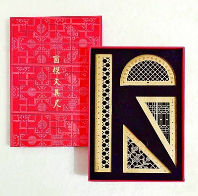 以中國傳統(tǒng)建筑中的窗欞紋樣為靈感設計的文具尺。資料圖片