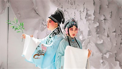 　劉小川（右）與搭檔表演昆曲《牡丹亭》。 　　受訪者供圖