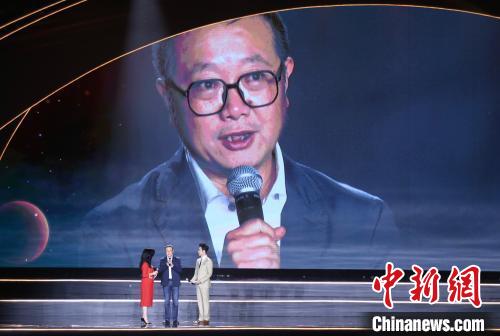 10月18日晚，第81屆世界科幻大會(huì)在四川成都開(kāi)幕，這是世界科幻大會(huì)在其80余年發(fā)展史中首次在中國(guó)舉行。圖為科幻作家劉慈欣與幻迷互動(dòng)。 記者 王磊 攝