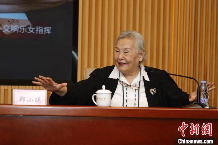 10月18日，鄭小瑛走進(jìn)華僑大學(xué)泉州校區(qū)，為學(xué)子們帶來專題講座——“洋戲中唱”藝術(shù)分享會(huì)。劉沛 　攝