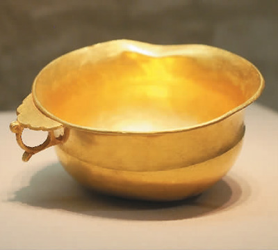 青海都蘭熱水墓群2018血渭一號墓出土的唐代鋬指金杯。 　　杜建坡攝