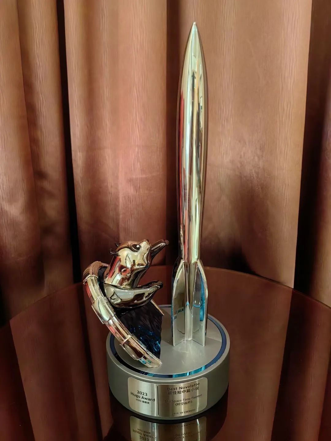海漄所獲的雨果獎獎杯。海漄供圖
