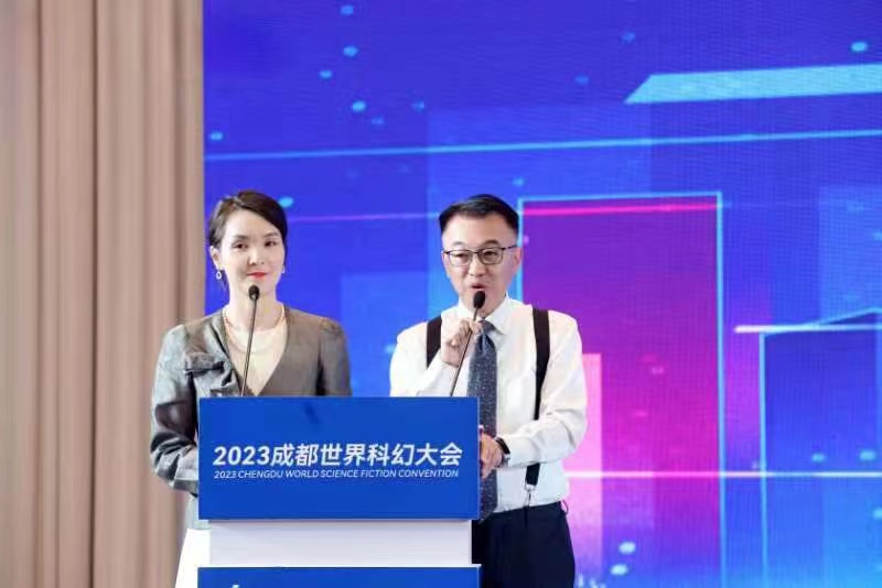 主持人陳柳岐（左）、田松松（右）