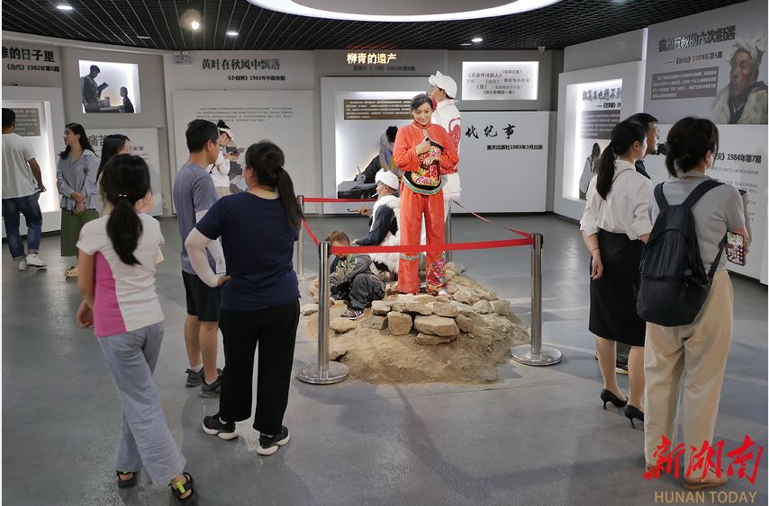 清澗縣石嘴驛鎮(zhèn)王家堡村路遙紀(jì)念館內(nèi)，游客在參觀。