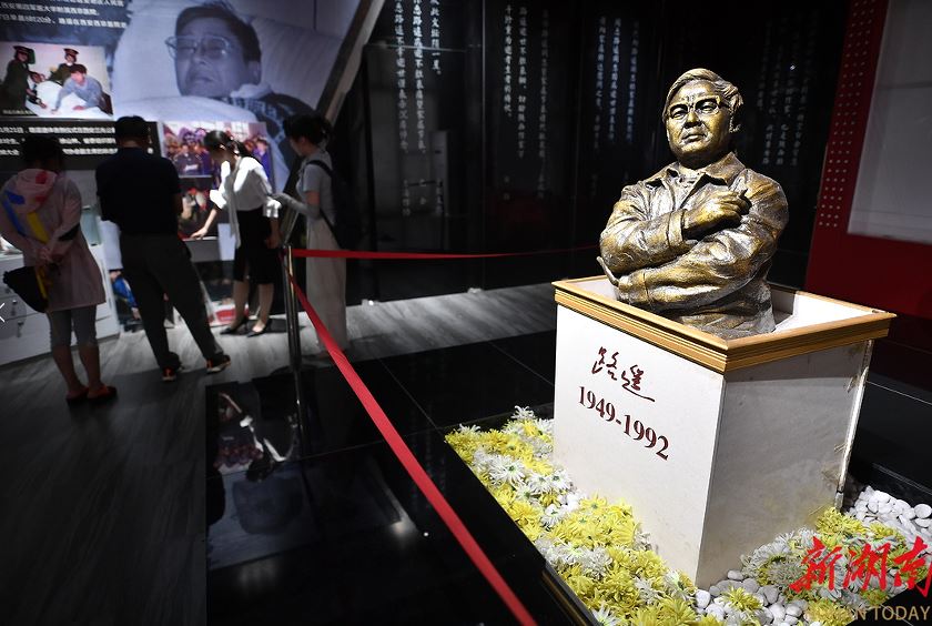 清澗縣石嘴驛鎮(zhèn)路遙紀(jì)念館路遙雕像。