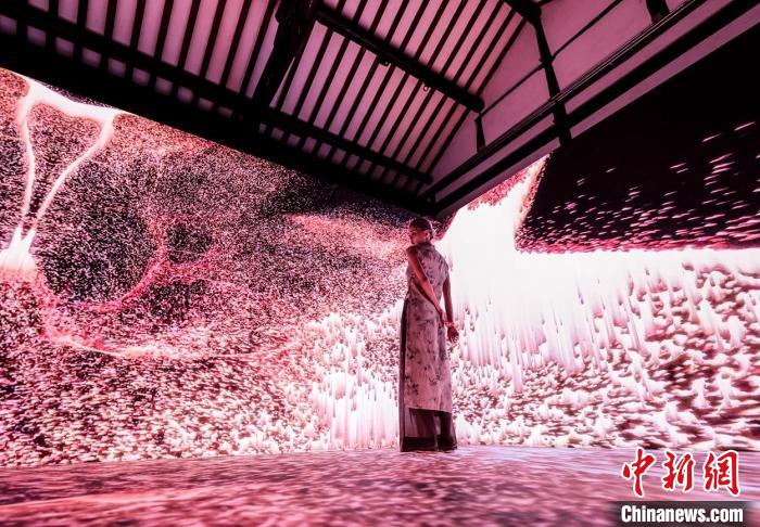 創(chuàng)作者以前沿科技表達(dá)，發(fā)掘古代藝術(shù)精髓的思維深度與精神內(nèi)涵。(瑞安新天地供圖)