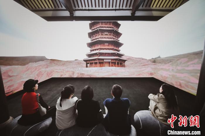 觀眾以全新角度的沉浸登臨體驗(yàn)，感受古塔所承載的唐遼之風(fēng)和中古文化美感。(瑞安新天地供圖)