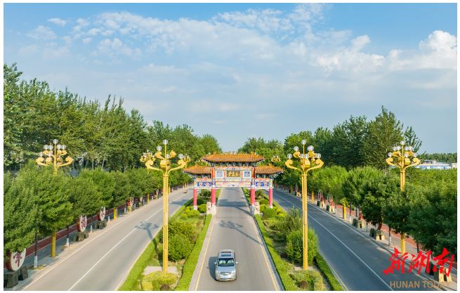 賈家莊村騰飛門。