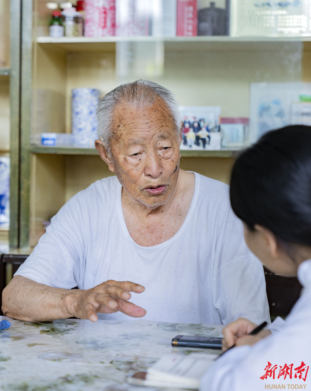 7月27日，電影《我們村里的年輕人》高占武原型人物——武士雄老人接受湖南日報記者采訪。