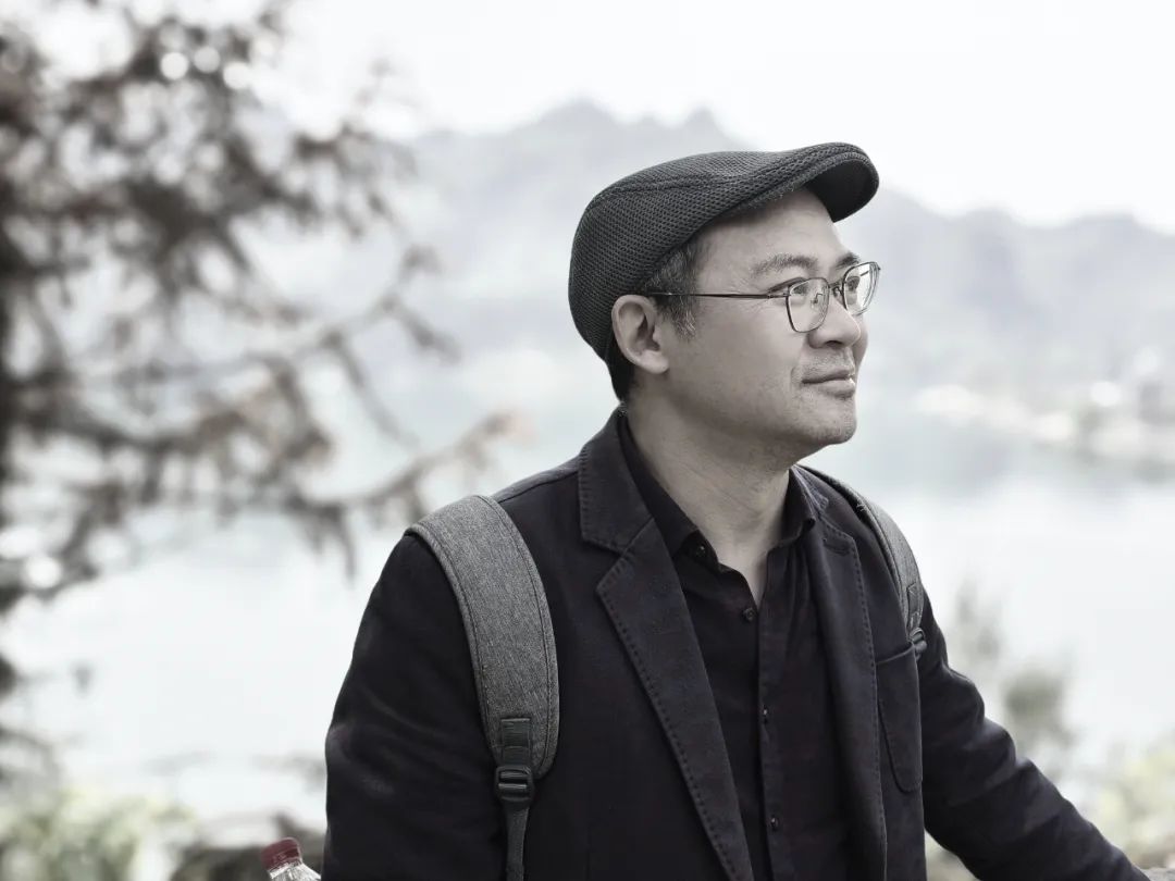 唐力，1970年生，重慶大足人。著有詩集《大地之弦》《向后飛翔》《虛幻的王國》《大地之馬》等。