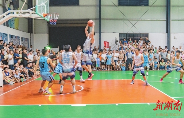 8月16日晚，汨羅市三江鎮(zhèn)體育館，火熱的“村BA”球賽吸引眾多八景村民前來助威