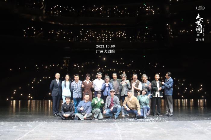   圖為話(huà)劇舞臺(tái)照