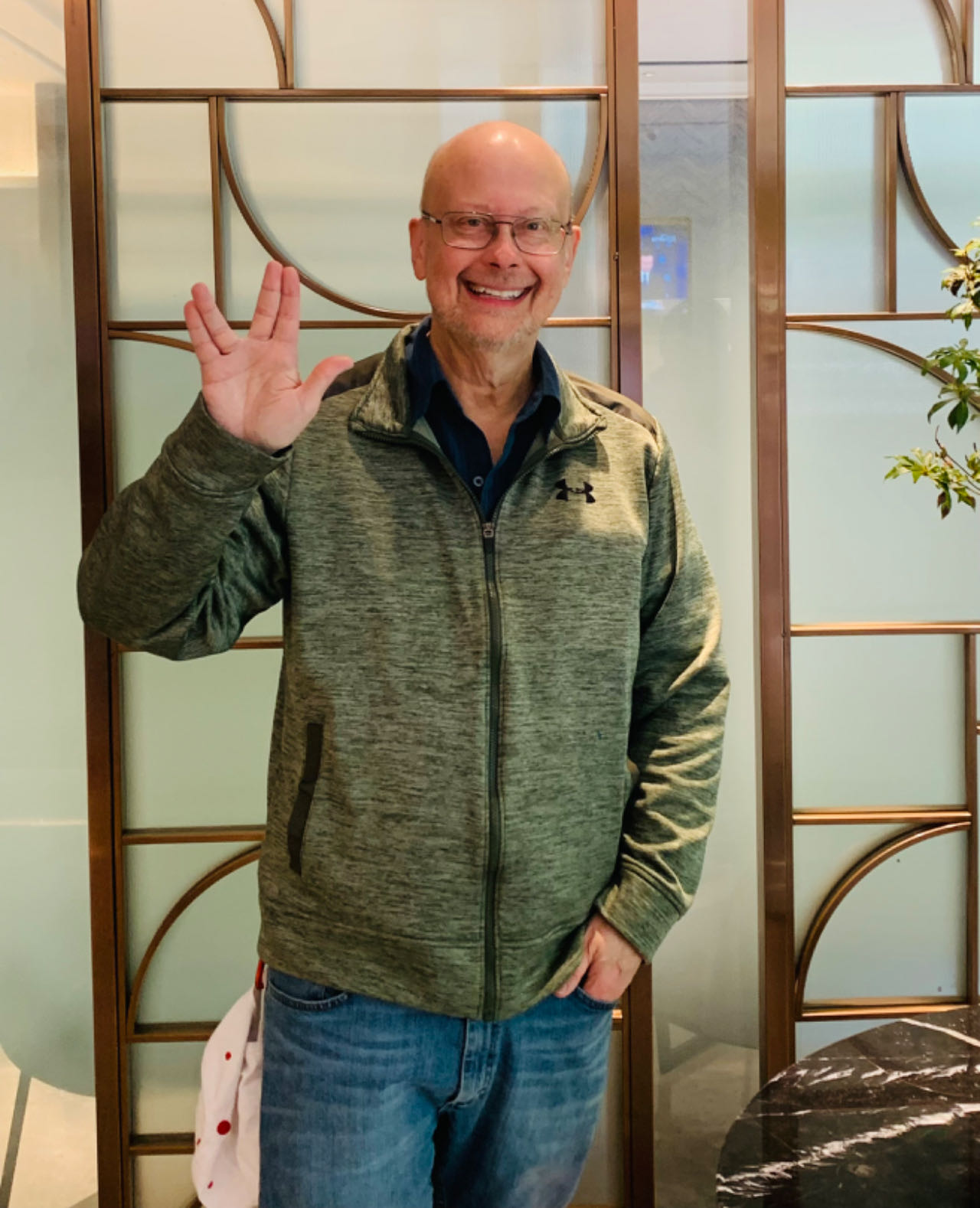 采訪后，羅伯特·索耶擺出了《星際迷航》中瓦肯人的見面禮手勢。程千千 攝