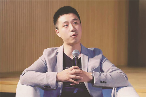 海漄：1990年出生于湖南湘潭，科幻作家，深圳市作家協(xié)會(huì)會(huì)員。有科幻中短篇小說(shuō)發(fā)表于《科幻世界》《銀河邊緣》《中華文學(xué)選刊》等雜志。曾提名銀河獎(jiǎng)最佳短篇獎(jiǎng)。